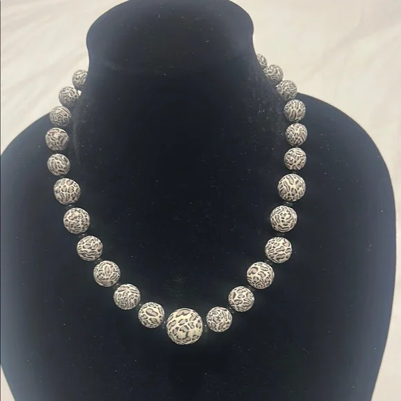 Leopard Print Beaded Necklace - Picture 2 of 3